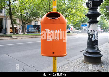 14.07.2024, Berlin, Deutschland, Europa - BSR-Mülltonne mit der Schriftart Goal! (Tooor!) An einer Bushaltestelle entlang des Kurfürstendamms in City West. Stockfoto