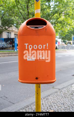 14.07.2024, Berlin, Deutschland, Europa - BSR-Mülltonne mit der Schriftart Goal! (Tooor!) An einer Bushaltestelle entlang des Kurfürstendamms in City West. Stockfoto