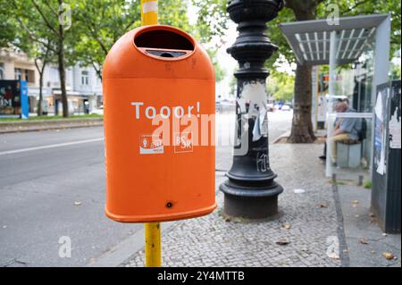 14.07.2024, Berlin, Deutschland, Europa - BSR-Mülltonne mit der Schriftart Goal! (Tooor!) An einer Bushaltestelle entlang des Kurfürstendamms in City West. Stockfoto