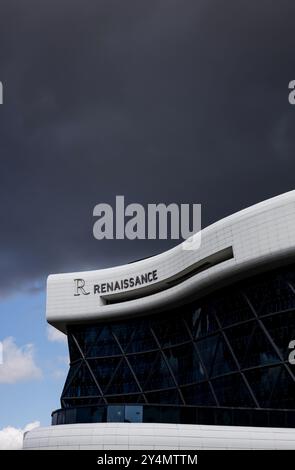 Minsk, Weißrussland, 19. September 2024 - das Renaissance Hotel ist eine Luxushotelmarke mit dunklem Himmel Stockfoto