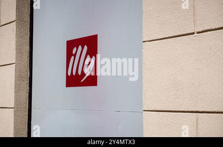 Minsk, Weißrussland, 19. September 2024 - Logo Illy am Fenster. Premium-Kaffee- und Espressomaschinen der italienischen Marke Stockfoto