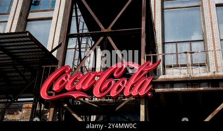 Minsk, Weißrussland, 19. September 2024 - Coca Cola Logo auf dem Gebäude. Vintage-Werbung amerikanisches Getränk Stockfoto