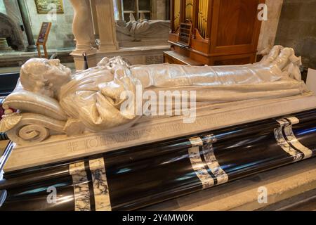 Bischof John Wordsworth Abbild aus weißem Marmor auf einer Grabkiste aus schwarzem Marmor, Salisbury Cathedral, Wiltshire, England Stockfoto