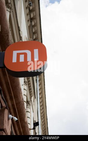 Minsk, Weißrussland, 19. September 2024 – Mi-Logo. Xiaomi Store-Schild. Chinesisches Elektronikunternehmen Stockfoto