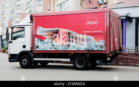 Minsk, Weißrussland, 19. September 2024 - Coca-Cola Red Truck auf dem Parkplatz Stockfoto