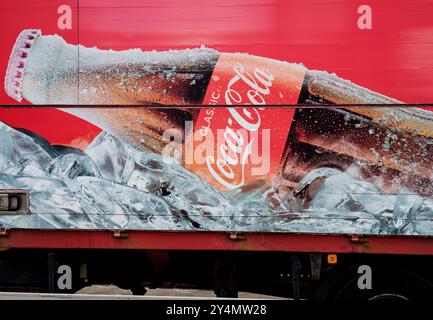 Minsk, Weißrussland, 19. September 2024 - Coca Cola-Werbung auf dem roten Lkw des Unternehmens Stockfoto