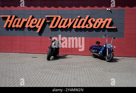 Minsk, Weißrussland, 19. September 2024 – Harley Davidson Logo in einem Motorradladen eines Händlerbetriebs Stockfoto