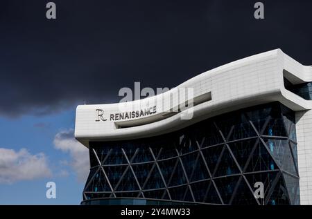 Minsk, Weißrussland, 19. September 2024 - Fassade des Renaissance Hotels und Markenlogo. Eine Luxusmarke von Marriott International Stockfoto