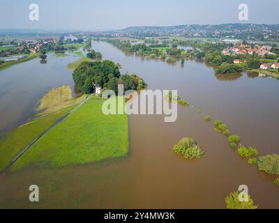 Elbehochwasser in Dresden ein wetterbestimmendes Tiefdruckgebiet bewegt sich von Norditalien auf einer sogenannten Vb-Zugbahn über Österreich und Tschechien nach Polen und führt dabei sehr feuchte Luft heran. In Sachsen wird es dadurch auch in der Elbe zu Hochwasser kommen. Am 18.9.24 liegt der Pegel der Elbe in Dresden bei 6,06m. Überschwemmte Elbauen zwischen Dresden Gohlis und Kaditz. Die Gohliser Windmühle liegt jetzt auf einer Insel. Dresden Sachsen Deutschland *** Elbfluten in Dresden Ein wetterbestimmendes Niederdrucksystem bewegt sich von Norditalien auf einem sogenannten Vb-Pfad über Österreich Stockfoto