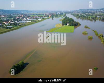 Elbehochwasser in Dresden ein wetterbestimmendes Tiefdruckgebiet bewegt sich von Norditalien auf einer sogenannten Vb-Zugbahn über Österreich und Tschechien nach Polen und führt dabei sehr feuchte Luft heran. In Sachsen wird es dadurch auch in der Elbe zu Hochwasser kommen. Am 18.9.24 liegt der Pegel der Elbe in Dresden bei 6,06m. Überschwemmte Elbauen zwischen Dresden Gohlis und Kaditz. Die Gohliser Windmühle liegt jetzt auf einer Insel. Dresden Sachsen Deutschland *** Elbfluten in Dresden Ein wetterbestimmendes Niederdrucksystem bewegt sich von Norditalien auf einem sogenannten Vb-Pfad über Österreich Stockfoto