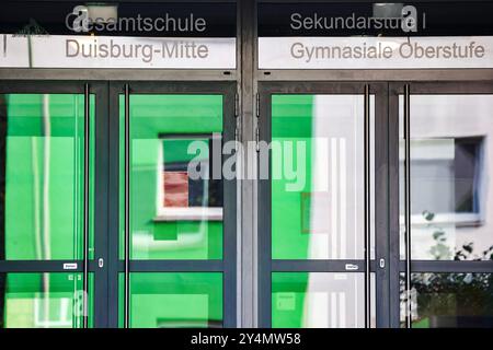 Duisburg, Deutschland. September 2024. Außenansicht der Duisburg-Mitte-Großschule in Neudorf. Zwei Schulmädchen der Schule sind bei einem Verkehrsunfall an der Mittelmeerküste der Toskana gestorben. Die beiden 2005 und 2006 geborenen Teenager wurden am Strand von Lido di Camaiore vom Auto einer 44-jährigen Frau angefahren, die aus anfänglich unklaren Gründen in eine Gruppe von Fußgängern fuhr. Nach Angaben der italienischen Polizei wurden insgesamt sieben Personen verletzt. Quelle: Christoph Reichwein/dpa/Alamy Live News Stockfoto