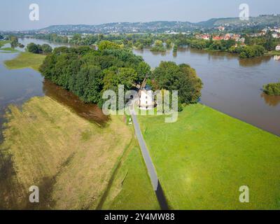 Elbehochwasser in Dresden ein wetterbestimmendes Tiefdruckgebiet bewegt sich von Norditalien auf einer sogenannten Vb-Zugbahn über Österreich und Tschechien nach Polen und führt dabei sehr feuchte Luft heran. In Sachsen wird es dadurch auch in der Elbe zu Hochwasser kommen. Am 18.9.24 liegt der Pegel der Elbe in Dresden bei 6,06m. Überschwemmte Elbauen zwischen Dresden Gohlis und Kaditz. Die Gohliser Windmühle liegt jetzt auf einer Insel. Dresden Sachsen Deutschland *** Elbfluten in Dresden Ein wetterbestimmendes Niederdrucksystem bewegt sich von Norditalien auf einem sogenannten Vb-Pfad über Österreich Stockfoto