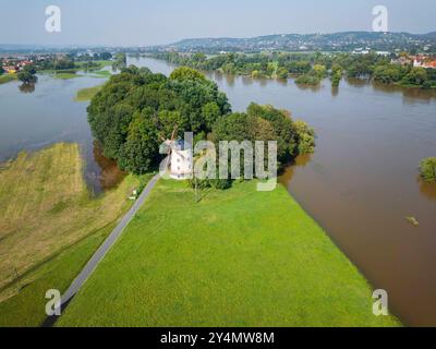 Elbehochwasser in Dresden ein wetterbestimmendes Tiefdruckgebiet bewegt sich von Norditalien auf einer sogenannten Vb-Zugbahn über Österreich und Tschechien nach Polen und führt dabei sehr feuchte Luft heran. In Sachsen wird es dadurch auch in der Elbe zu Hochwasser kommen. Am 18.9.24 liegt der Pegel der Elbe in Dresden bei 6,06m. Überschwemmte Elbauen zwischen Dresden Gohlis und Kaditz. Die Gohliser Windmühle liegt jetzt auf einer Insel. Dresden Sachsen Deutschland *** Elbfluten in Dresden Ein wetterbestimmendes Niederdrucksystem bewegt sich von Norditalien auf einem sogenannten Vb-Pfad über Österreich Stockfoto