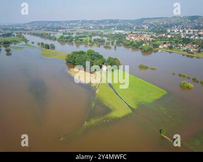 Elbehochwasser in Dresden ein wetterbestimmendes Tiefdruckgebiet bewegt sich von Norditalien auf einer sogenannten Vb-Zugbahn über Österreich und Tschechien nach Polen und führt dabei sehr feuchte Luft heran. In Sachsen wird es dadurch auch in der Elbe zu Hochwasser kommen. Am 18.9.24 liegt der Pegel der Elbe in Dresden bei 6,06m. Überschwemmte Elbauen zwischen Dresden Gohlis und Kaditz. Die Gohliser Windmühle liegt jetzt auf einer Insel. Dresden Sachsen Deutschland *** Elbfluten in Dresden Ein wetterbestimmendes Niederdrucksystem bewegt sich von Norditalien auf einem sogenannten Vb-Pfad über Österreich Stockfoto