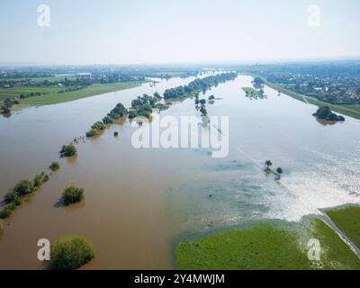 Elbehochwasser in Dresden ein wetterbestimmendes Tiefdruckgebiet bewegt sich von Norditalien auf einer sogenannten Vb-Zugbahn über Österreich und Tschechien nach Polen und führt dabei sehr feuchte Luft heran. In Sachsen wird es dadurch auch in der Elbe zu Hochwasser kommen. Am 18.9.24 liegt der Pegel der Elbe in Dresden bei 6,06m. Überschwemmte Elbauen zwischen Dresden Gohlis und Kaditz. Die Gohliser Windmühle liegt jetzt auf einer Insel. Dresden Sachsen Deutschland *** Elbfluten in Dresden Ein wetterbestimmendes Niederdrucksystem bewegt sich von Norditalien auf einem sogenannten Vb-Pfad über Österreich Stockfoto