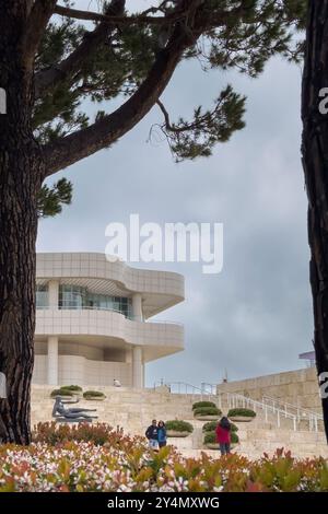 Los Angeles, USA - 30. März 2024: Fassade des Getty Center vor bewölktem Himmel Stockfoto