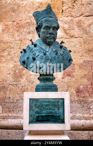 Bronzebüste von Pompeo Sarnelli, Bischof von Bisceglie, in Polignano a Mare, Apulien, Italien. Stockfoto