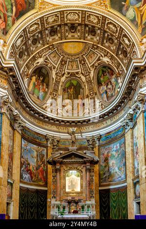 Barocker Hauptaltar mit der verehrten Ikone der Madonna und des Kindes in der Kirche Santa Maria ai Monti, Rom, Italien Stockfoto