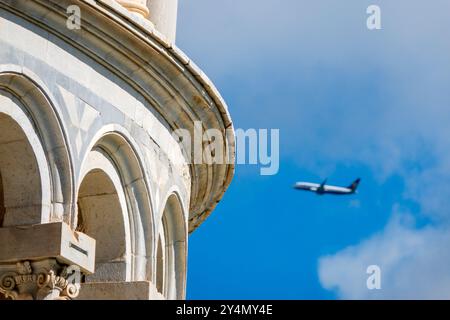 Ein Flugzeug im Flug hinter dem Schiefen Turm von Pisa, Italien Stockfoto