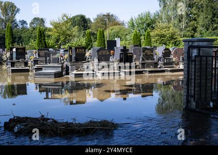 Bohumin, Region Ostrava. September 2024. Überfluteter Friedhof aufgrund der überfluteten oder in Bohumin, Region Ostrava, Tschechische Republik, 18. September 2024. Quelle: VIT Simanek/CTK Photo/Alamy Live News Stockfoto