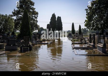 Bohumin, Region Ostrava. September 2024. Überfluteter Friedhof aufgrund der überfluteten oder in Bohumin, Region Ostrava, Tschechische Republik, 18. September 2024. Quelle: VIT Simanek/CTK Photo/Alamy Live News Stockfoto