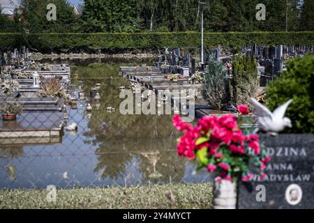 Bohumin, Region Ostrava. September 2024. Überfluteter Friedhof aufgrund der überfluteten oder in Bohumin, Region Ostrava, Tschechische Republik, 18. September 2024. Quelle: VIT Simanek/CTK Photo/Alamy Live News Stockfoto