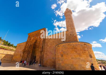 Große Moschee von Divrigi oder Divrigi Ulu Camii mit Touristen. Sivas Türkei - 6.26.2024 Stockfoto