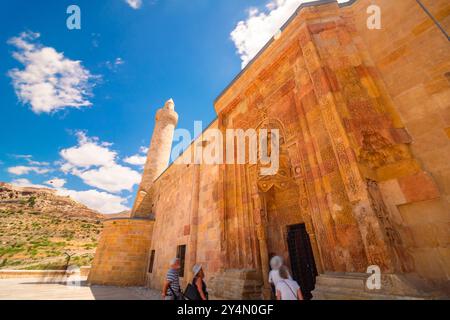 Touristen und große Moschee und Krankenhaus von Divrigi. Sivas Türkei - 6.26.2024 Stockfoto