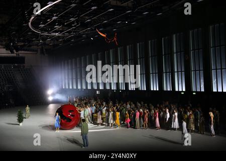 Rachael Wilson Alt, Anouk Elias die Frau, Julien Behr Tenor und Penny Sofroniadou Sopran, vorn v.l., sowie Ensemble während der Fotoprobe für die Inszenierung des Messias in der Komischen Oper im Hangar 4 des Flughafen Tempelhof in Berlin, 18. September 2024. // Oratorium in drei Teilen von Georg Friedrich Händel. Musikalische Leitung George Petrou. Inszenierung Damiano Michieletto. Bühne Paolo Fantin. Kostüme Klaus Bruns. Premiere ist am 21. September 2024. Komische Oper Berlin Flughafen Tempelhof Messias *** Rachael Wilson Alto , Anouk Elias die Frau , Julien Behr Tenor und Penny Sofroniado Stockfoto