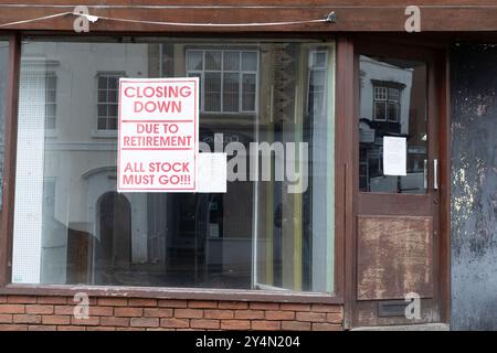 Vorderansicht eines leeren britischen Geschäfts mit einem Schließschild im Fenster. Stockfoto