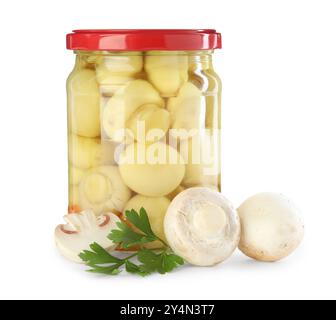 Leckere eingelegte Pilze im Glas und frische Zutaten isoliert auf weiß Stockfoto