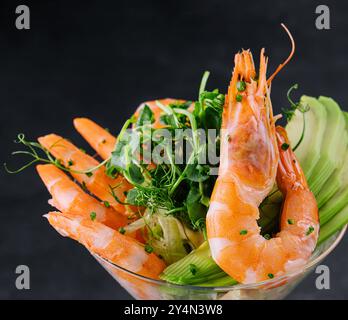 Garnelen- und Avocadostücke in einem Martini-Glas Stockfoto