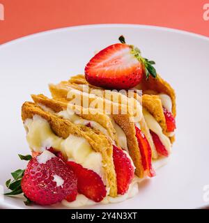 Erdbeeren und Creme Mille Feuille Dessert auf Teller Stockfoto