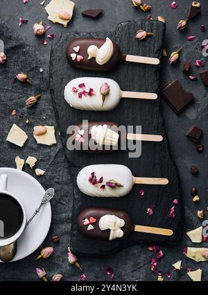 Blick von oben auf dekorierte Kuchen Pops Eis auf schwarzem Hintergrund Stockfoto