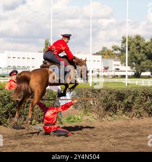 ROSTOW am DON, RUSSLAND-SEPTEMBER 22 - der Reiter auf einem Pferd, der am 22. September 2013 in Rostow am Don über einen Mann springt Stockfoto