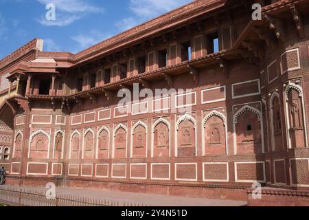 AGRA, UTTAR PRADESH / INDIEN - 9. FEBRUAR 2012 : Ein schönes Design und Muster an der Wand des Palastes von Akbar in Agra. Stockfoto