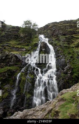 Foto mit langsamer Verschlusszeit des Moss Force Wasserfalls im Lake District von England. Stockfoto