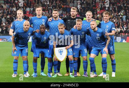 London, Großbritannien. September 2024. L-R HINTERE REIHE: Fredrik Jensen, Robert Ivanov, Matti Peltola, Lukas Hradecky, Miro Tenho, Arttu Hoskonen und Rasmus Schuller aus Finnland L-R in DER ERSTEN REIHE: Teemu Pukki, Glen Kamara, Topi Keskinen und Adam Stahl aus Finnland, bevor sie am 10. September 2024 während des Gruppenspiels der UEFA Nations League zwischen England und Finnland im Wembley Stadion in London starten Stockfoto