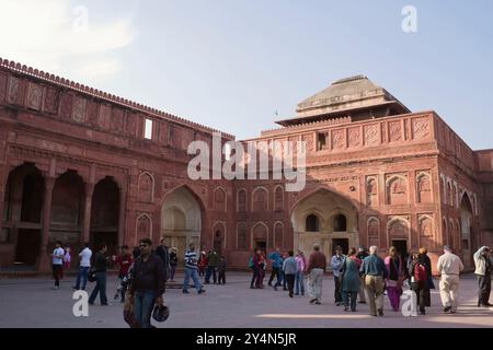 AGRA, UTTAR PRADESH / INDIEN - 9. FEBRUAR 2012 : Innenansicht des Jahangir-Palastes in Agra. Stockfoto