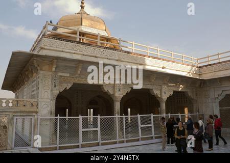 AGRA, UTTAR PRADESH / INDIEN - 9. FEBRUAR 2012 : Touristen in Musamman Burj in Agra Fort. Stockfoto