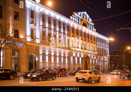 Rostow-am-Don,Russland-November 30,2013:Bau der Bank von Russland beleuchtet dekorative Beleuchtung.in der Nähe des Gebäudes sind Fußgänger und Fahrzeuge unterwegs Stockfoto