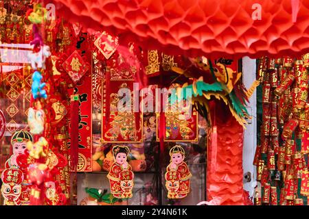 Eine Sammlung traditioneller chinesischer Dekorationen, die wunderschön ausgestellt werden, um Glück und Freude zu bringen. Stockfoto