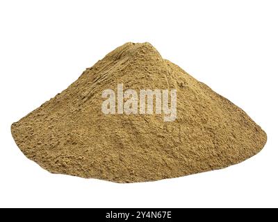 Isolierte einen Sandhaufen für die Baustelle auf weißem Hintergrund. Seitenansicht eines Haufens Industriesand. Stockfoto