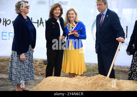 Königin Silvia von Schweden beim Spatenstich Childhood-Haus Berlin an der CharitÃ Berlin, 19.09.2024 Spatenstich Childhood-Haus Berlin an der CharitÃ, Campus Virchow-Klinikum, unter Beteiligung Ihrer Majestät Königin Silvia von Schweden. Personen von links, Julia Woeste, Königin Silvia, Astrid Lurati, Prof. Heyo Kroemer, Berlin Deutschland *** Königin Silvia von Schweden beim Spatenstich für das Kindheitshaus Berlin in der Charité Berlin, 19 09 2024 Spatenstich für das Kindheitshaus Berlin in der Charité, Campus Virchow Klinikum, unter Beteiligung Ihrer Majestät Königin Silvia von Schweden Stockfoto