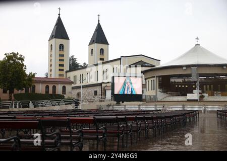 Der Vatikan erkannte das Phänomen des marienschreins Medjugorje nach 43 Jahren am 19. September 2024 in Medjugorje, Bosnien und Herzegowina. Das Dikasterium für die Glaubenslehre verlieh Medjugorje mit dem Segen von Papst Franziskus den Status „Nulla Osta“ (Nihil Obstat), was bedeutet, dass kirchliche Pilgerfahrten und Andachten in diesem Heiligtum erlaubt sind. Der Vatikan erklärte die Entscheidung damit, dass er die reichlich in Medjugorje erhaltenen spirituellen Früchte anerkennt, aber auch nicht auf die Frage der angeblichen Erscheinungen eingehen wird. Gläubige sind nicht verpflichtet, an den Supernatu zu glauben Stockfoto