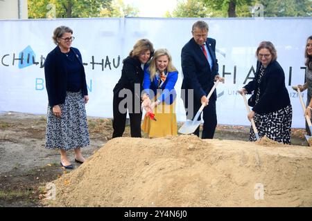 Königin Silvia von Schweden beim Spatenstich Childhood-Haus Berlin an der CharitÃ Berlin, 19.09.2024 Spatenstich Childhood-Haus Berlin an der CharitÃ, Campus Virchow-Klinikum, unter Beteiligung Ihrer Majestät Königin Silvia von Schweden. Personen von links, Julia Woeste, Königin Silvia, Astrid Lurati, Prof. Heyo Kroemer, Prof. Sybille Winter, Berlin Deutschland *** Königin Silvia von Schweden bei der Spatenstich-Zeremonie für das Kindheitshaus Berlin in der Charité Berlin, 19 09 2024 Spatenstich für das Kindheitshaus Berlin in der Charité, Campus Virchow Klinikum, unter Teilnahme Ihrer Majestät Stockfoto