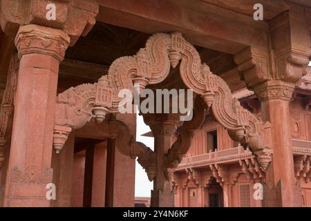 Agra, Uttar Pradesh / Indien - 7. Februar 2012 : Details der geschwungenen Klammern des Astrologensitzes in der Nähe des Diwan-E-Khas oder der Halle von Priv Stockfoto