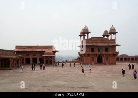 Agra, Uttar Pradesh / Indien - 7. Februar 2012 : Sitz des Astrologen und der Diwan-E-Khas oder die Halle des Privaten Audince im Innenhof des Jodhaba Stockfoto