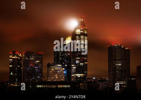 Wolkenkratzer im Geschäftszentrum einer Großstadt. Stockfoto