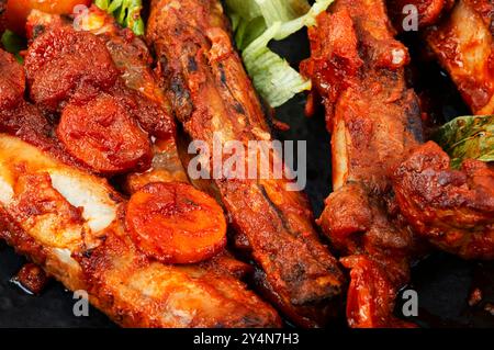 Geschmorte oder gedünstete Schweinerippchen in Tomatensauce. BBQ. Nahaufnahme. Stockfoto